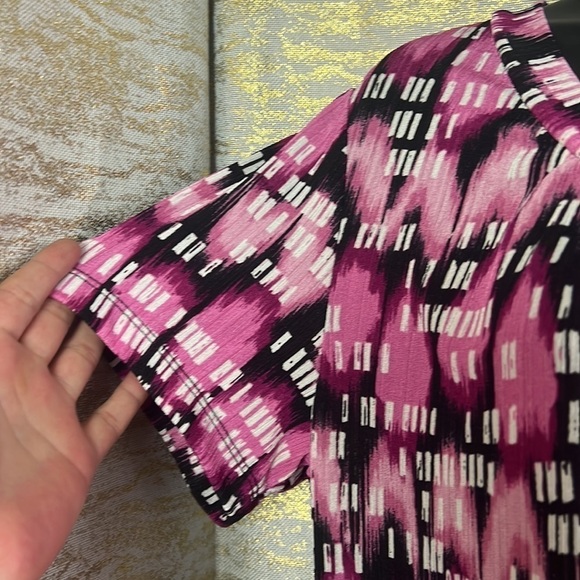 JM Collection Pink/Black Short Sleeve Printed V-Neck Top - Picture 5 of 10